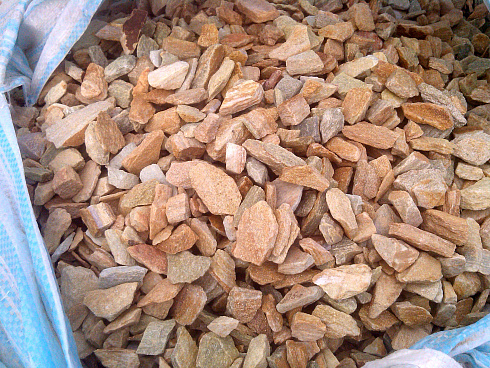 Kamenclub.ru: Щебень крошка желтый (ЗЛАТОЛИТ) фр. 5-10 мм.  купить в Московской области мрамор золотистый, бежевый, желтый каменная ландшафтная декоративная крошка здатолита 8500 руб/т   фото КАМЕНЬ КЛУБ