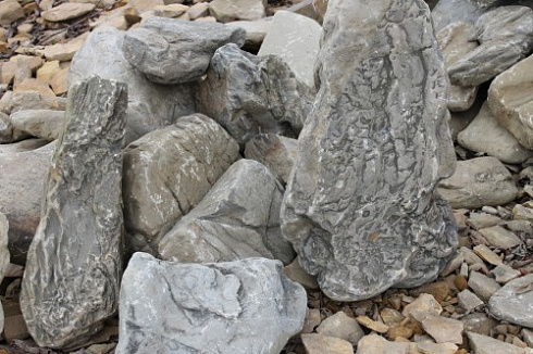 Kamenclub.ru: Песчаник декоративный ландшафтный (фр. 300-500 мм)  купить в Московской области песчаник желтый рыжий серый зеленый валун речной окатанный природный песчаника 4 500 руб/т   фото КАМЕНЬ КЛУБ