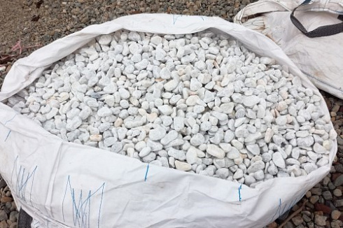 Kamenclub.ru: Мраморная крошка (щебень галтованный белый), фр.20-40 мм.  купить в Московской области мрамор белый бежевый молочный мраморный щебень декоративный 17000 руб/т   фото КАМЕНЬ КЛУБ