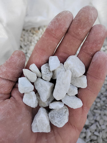 Kamenclub.ru: Мраморная крошка, щебень, цвет-белый, фр. 10-20 мм.  купить в Московской области мрамор белый, молочный айвори каменная ландшафтная декоративная крошка шебня 12000 руб/т   фото КАМЕНЬ КЛУБ