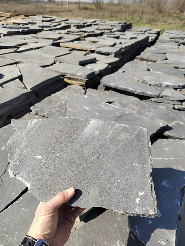 Kamenclub.ru: Песчаник пластушка светло-серый (2,0 см)  купить в Московской области плитняк- ластушка светло-серый, серый рваный ландшафтный плитняк колотый 13800 руб/м3   фото КАМЕНЬ КЛУБ