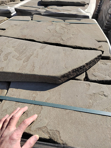 Kamenclub.ru: Песчаник галтованный для облицовки (фр. 2-5 см)  купить в Московской области песчник рыжий желтый серый песчаник окатанный речной 6 000 руб/т   фото КАМЕНЬ КЛУБ