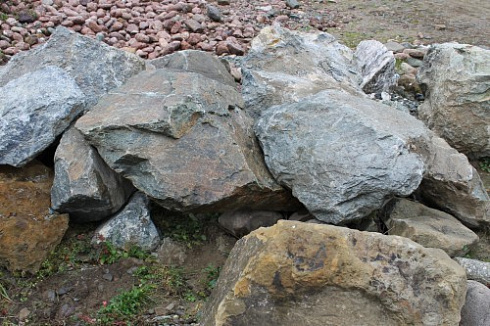 Kamenclub.ru: Змеевик скальник фр. 500-1500 мм.  купить в Московской области змеевик зеленый серый черный глыба скальная колотая 7500 руб/т   фото КАМЕНЬ КЛУБ