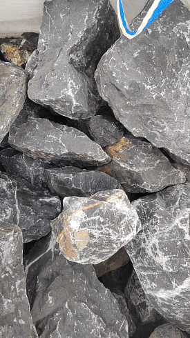 Kamenclub.ru: Черный мрамор скальник фр. 100-500 мм.  купить в Московской области мрамор черный белый серый крупный колотый валун ландшафтный 8500 руб/т   фото КАМЕНЬ КЛУБ