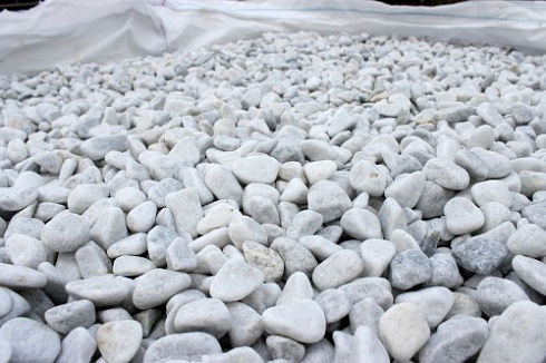 Kamenclub.ru: Мраморная крошка (щебень галтованный белый) фр.10-20 мм.  купить в Московской области мрамор белый, молочный, айвори окатанный округлый декоративный ландшафтный щебень 17000 руб/т   фото КАМЕНЬ КЛУБ