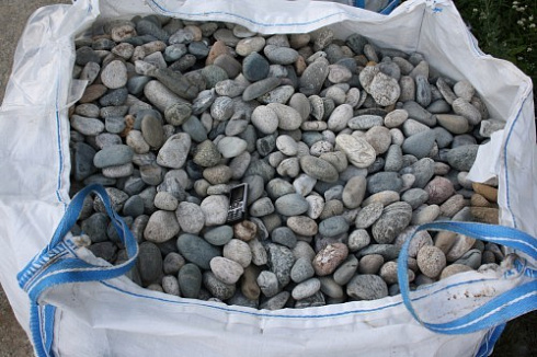 Kamenclub.ru: Галька речная окат (ассорти) фр. 50-100 мм. купить  в Московской области галька природная округлая серая белая черная серая коричневая синяя галька речная окатанная округлая 6200 руб/т   фото КАМЕНЬ КЛУБ
