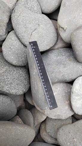 Kamenclub.ru: Галька речная плоская (темно-серая) фр. 70-150 мм. купить  в Московской области галечник природный темно-серый серый синий речная плоская природная окатанная  9000 руб/т   фото КАМЕНЬ КЛУБ