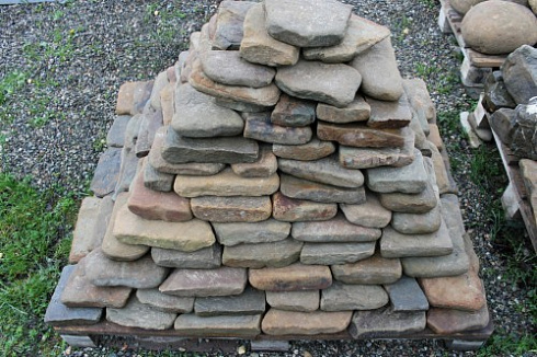 Kamenclub.ru: Песчаник галтованный для облицовки (фр. 2-5 см)  купить в Московской области песчник рыжий желтый серый песчаник окатанный речной 6 000 руб/т   фото КАМЕНЬ КЛУБ