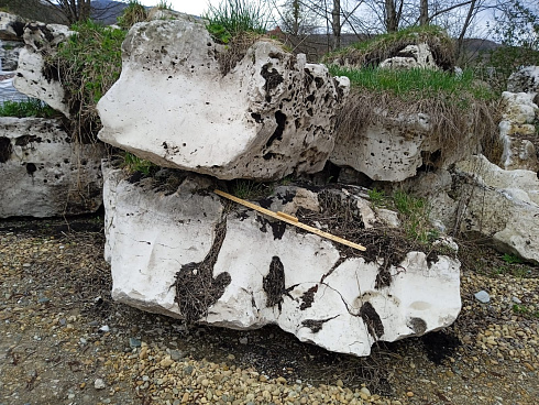 Kamenclub.ru: Выветренный известняк (степной) фр. 500-1500 мм.  купить в Московской области    10000 руб/т   фото КАМЕНЬ КЛУБ