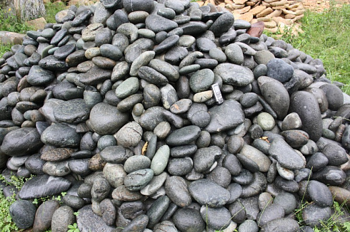 Kamenclub.ru: Темно-серый валунчик фр.100-300 мм.  купить в Московской области крупный природный камень серый, темно-серый, светло-серый речная галька большого размера окатанная 4500 руб/т   фото КАМЕНЬ КЛУБ