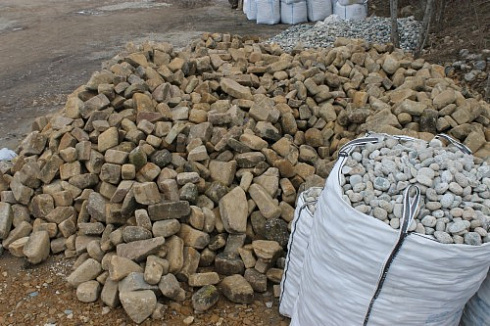 Kamenclub.ru: Песчаник для строительства и кладки блочный (фр 100-200 мм)  купить в Московской области песчаник бежевый серый рыжий валун мелкий для строительства песчаник 6500 руб/т   фото КАМЕНЬ КЛУБ