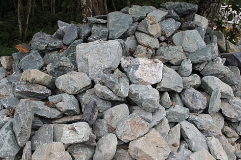 Kamenclub.ru: Гранит скальник (серо-зеленый) фр. 100-500 мм.  купить в Московской области гранит зеленый, серый, салатовый крупный ландшафтный валун 6 000 руб/т   фото КАМЕНЬ КЛУБ