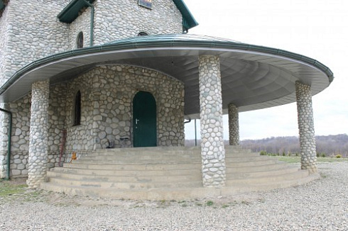 Kamenclub.ru: Галька речная плоская (бело-серая) фр. 100-200-300 мм. купить  в Московской области галька речная плоская серый, белый, бело-серый, серо-белый речная галька плоская  9000 руб/т   фото КАМЕНЬ КЛУБ