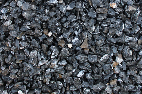 Kamenclub.ru: Щебень крошка черный (мрамор) фр. 5-10 мм.  купить в Московской области мрамор черный с белыми прожилками, черный, белый мраморная крошка декоративная ландшафтная 11000 руб/т   фото КАМЕНЬ КЛУБ