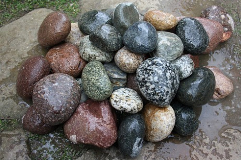 Kamenclub.ru: Галька окат (цветная картошка) фр. 50-100 мм. купить  в Московской области галька природная окатанная серый белый цветной синий темно-серый коричневый округлый галечник окатанный 6800 руб/т   фото КАМЕНЬ КЛУБ