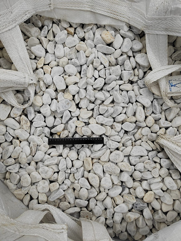 Kamenclub.ru: Мраморная крошка (щебень галтованный белый) фр.40-70 мм.  купить в Московской области мрамор белый молочный айвори окатанный округлый природный камень 17000 руб/т   фото КАМЕНЬ КЛУБ