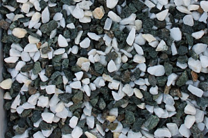 Kamenclub.ru: Мраморная крошка (щебень крошка микс: белый-зеленый) фр. 10-20 мм.  купить в Московской области мрамор белый, зеленый каменная ландшафтная декоративная крошка щебня 9500 руб/т   фото КАМЕНЬ КЛУБ