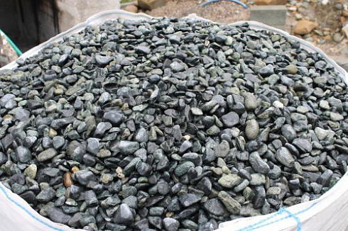 Kamenclub.ru: Щебень галтованный зеленый (змеевик) фр. 20-40 мм.  купить в Московской области мрамор зеленый, салатовый оголтованный щебень мраморный 12500 руб/т   фото КАМЕНЬ КЛУБ