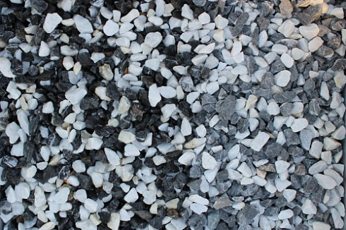 Kamenclub.ru: Мраморная крошка (щебень крошка микс : черный-белый) фр. 10-20 мм.  купить в Московской области мрамор белый, черный каменная декоративная крошка ландшафтная 12000 руб/т   фото КАМЕНЬ КЛУБ