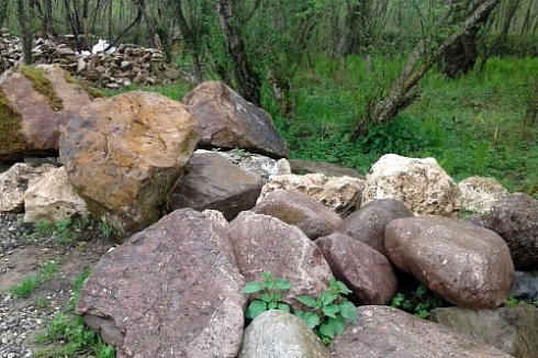 Kamenclub.ru: Конгломераты фр. 300-1000 мм.  купить в Московской области кварц мрамор диабаз коричневый, серый зеленоватый речной валун крупный 6500 руб/т   фото КАМЕНЬ КЛУБ