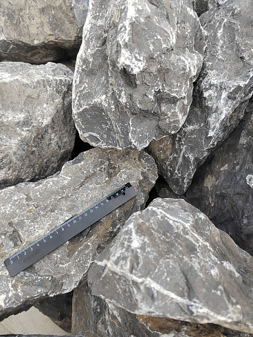 Kamenclub.ru: Черный мрамор скальник фр. 100-500 мм.  купить в Московской области мрамор черный белый серый крупный колотый валун ландшафтный 8500 руб/т   фото КАМЕНЬ КЛУБ