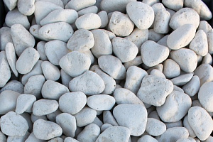 Kamenclub.ru: Щебень галтованный белый (мрамор) фр.5-10 мм.  купить в Московской области мрамор белый, айвори, молочный каменная мраморная декоративная ландшафтная крошка 17000 руб/т   фото КАМЕНЬ КЛУБ