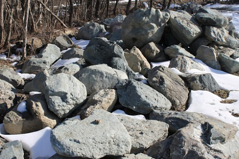 Kamenclub.ru: Гранит скальник (серо-зеленый) фр. 500-1500 мм.  купить в Московской области гранит мрамор  серый зеленый темно-серый глыба скальная колотая ландшафтная 7 500 руб/т   фото КАМЕНЬ КЛУБ