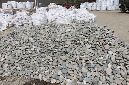 Kamenclub.ru: Галька речная плоская (серо-белая) фр. 70-120 мм. купить  в Московской области галька галечник речной серый, белый окатанная плоская  природная галька 9000 руб/т   фото КАМЕНЬ КЛУБ