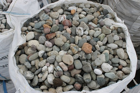 Kamenclub.ru: Галька окат (цветная картошка) фр. 50-100 мм. купить  в Московской области галька природная окатанная серый белый цветной синий темно-серый коричневый округлый галечник окатанный 6800 руб/т   фото КАМЕНЬ КЛУБ