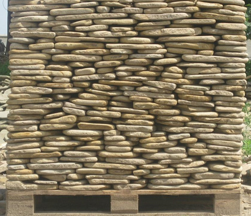 Kamenclub.ru: Песчаник пластушка галтованный желтый с рисунком (3 см)  купить в Московской области плитняк - пластушка желтый песчаник 21000 руб/м3   фото КАМЕНЬ КЛУБ