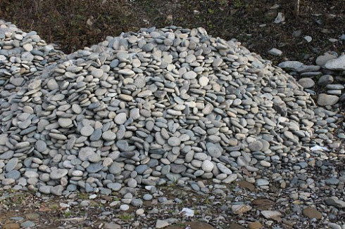 Kamenclub.ru: Галька речная плоская (ассорти) фр. 70-150 мм. купить  в Московской области галька галечник серый белый темно-серый синий светло-серый плоская природная галька  9000 руб/т   фото КАМЕНЬ КЛУБ