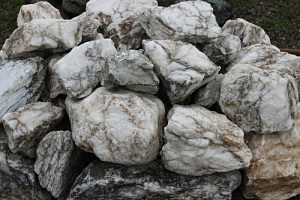 Kamenclub.ru: Мраморизированный известняк фр. 100-500 мм.  купить в Московской области известняк серый белый темно-серый сероватый валун природного образования окатанный 10500 руб/т   фото КАМЕНЬ КЛУБ