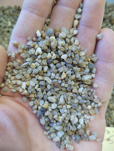 Кварцевый песок для площадок фр. 2-5 мм.  купить в Московской области фото Камень Клуб