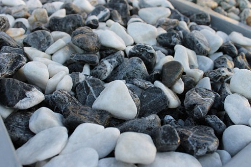 Kamenclub.ru: Мраморная крошка (щебень галтованный микс:: белый-черный) фр.20-40 мм  купить в Московской области мрамор белый, черный мраморный галтованный щебень 15500 руб/т   фото КАМЕНЬ КЛУБ