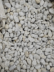 Kamenclub.ru: Мраморная крошка (щебень галтованный белый) фр.40-70 мм.  купить в Московской области мрамор белый молочный айвори окатанный округлый природный камень 17000 руб/т   фото КАМЕНЬ КЛУБ