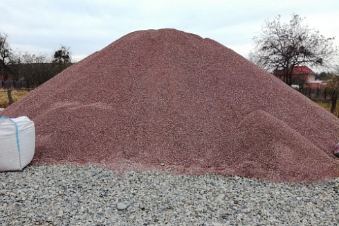 Kamenclub.ru: Мраморная крошка (щебень крошка розовый) фр. 5-10 мм.  купить в Московской области мрамор розовый, красный щебень колотый ландшафтный декоративный  11000 руб/т   фото КАМЕНЬ КЛУБ