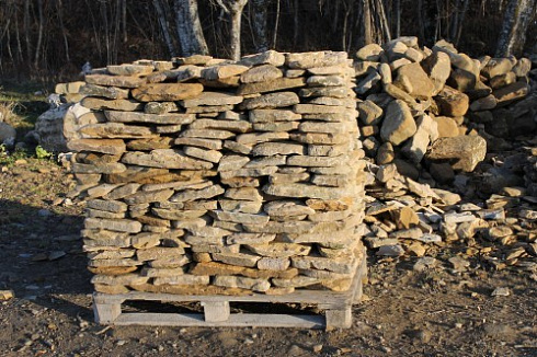 Kamenclub.ru: Песчаник колотый для облицовки (фр. 2-3 см)  купить в Московской области песчаник бежевый серый рыжий песчаник строительный 5000 руб/т   фото КАМЕНЬ КЛУБ