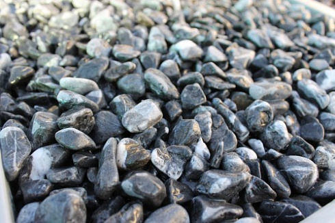 Kamenclub.ru: Щебень галтованный черный (мрамор) фр.10-20 мм.  купить в Московской области мрамор черный с белыми прожилками, черный, белый окатанный округлый ландшафтный декоративный щебень 15000 руб/т   фото КАМЕНЬ КЛУБ
