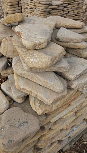 Kamenclub.ru: Песчаник пластушка галтованный желтый с рисунком (3 см)  купить в Московской области плитняк - пластушка желтый песчаник 21000 руб/м3   фото КАМЕНЬ КЛУБ