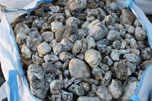 Kamenclub.ru: Кварцевый валунчик фр.100-300 мм.  купить в Московской области кварц белый, бежевый молочный рыжий крупный природный камень галечник 7850 руб/т   фото КАМЕНЬ КЛУБ