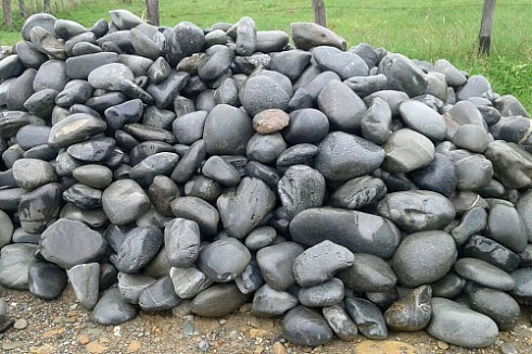 Kamenclub.ru: Темно-серый валунчик фр.100-300 мм.  купить в Московской области крупный природный камень серый, темно-серый, светло-серый речная галька большого размера окатанная 4500 руб/т   фото КАМЕНЬ КЛУБ