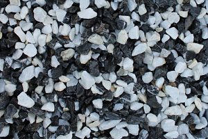 Kamenclub.ru: Мраморная крошка (щебень крошка микс : черный-белый) фр. 10-20 мм.  купить в Московской области мрамор белый, черный каменная декоративная крошка ландшафтная 12000 руб/т   фото КАМЕНЬ КЛУБ