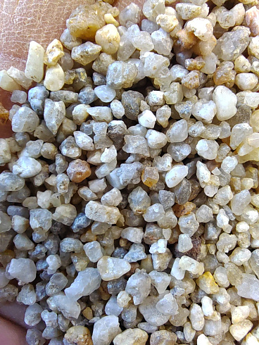 Кварцевый песок для площадок фр. 2-5 мм.  купить в Московской области фото Камень Клуб