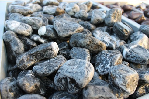 Kamenclub.ru: Щебень галтованный черный (мрамор) фр. 50-100 мм.  купить в Московской области мрамор черный с белыми прожилками щебень ландшафтный мраморный 15000 руб/т   фото КАМЕНЬ КЛУБ