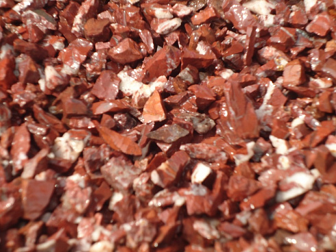 Kamenclub.ru: Щебень крошка красный (ЯШМА) фр. 10-20 мм.  купить в Московской области яшма красный, бордовый, оранжевый, рыжий декоративный каменный ландшафтный щебень колотый 9000 руб/т   фото КАМЕНЬ КЛУБ