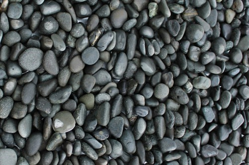 Kamenclub.ru: Галька речная окат (темно-серая) фр. 70-150 мм. купить  в Московской области галька речная темно-серая, синяя, серая речная галька округлая  8000 руб/т   фото КАМЕНЬ КЛУБ