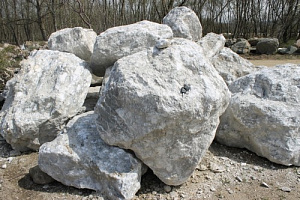 Kamenclub.ru: Мраморизированный известняк фр.500-1500 мм.  купить в Московской области    10000 руб/т   фото КАМЕНЬ КЛУБ