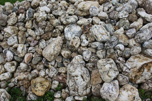 Kamenclub.ru: Кварцевый валунчик фр.100-300 мм.  купить в Московской области кварц белый, бежевый молочный рыжий крупный природный камень галечник 7850 руб/т   фото КАМЕНЬ КЛУБ