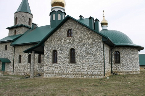 Kamenclub.ru: Галька речная плоская (бело-серая) фр. 100-200-300 мм. купить  в Московской области галька речная плоская серый, белый, бело-серый, серо-белый речная галька плоская  9000 руб/т   фото КАМЕНЬ КЛУБ