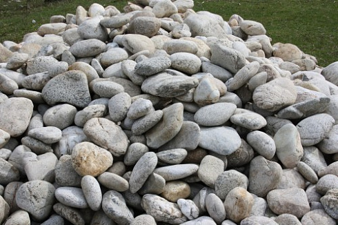 Kamenclub.ru: Бело-серый валунчик фр.100-300 мм.  купить в Московской области крупный камень для ландшафта серый, белый бело-серый валун крупная галька 4500 руб/т   фото КАМЕНЬ КЛУБ